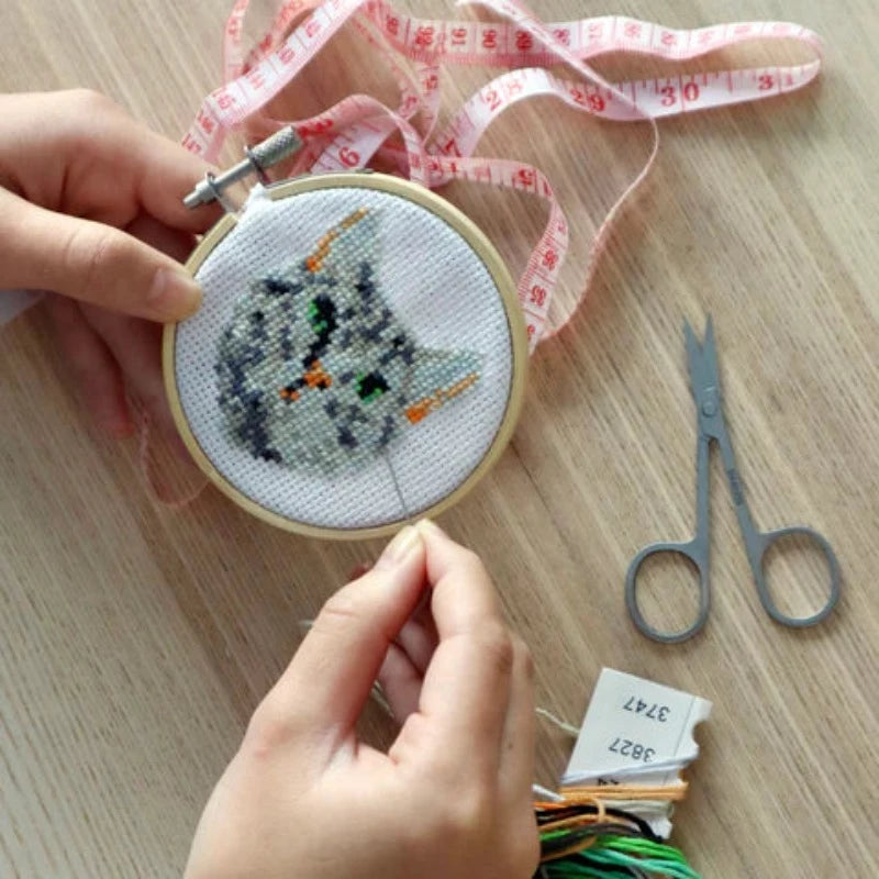 Mini Embroidery Kit Kat - Kikkerland